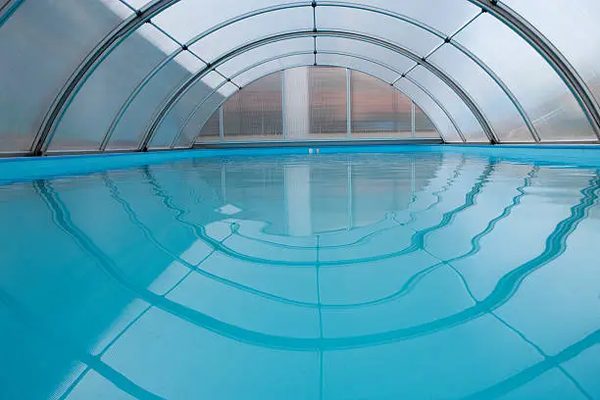 Abris de piscine : choix et avantages pour votre espace extérieur